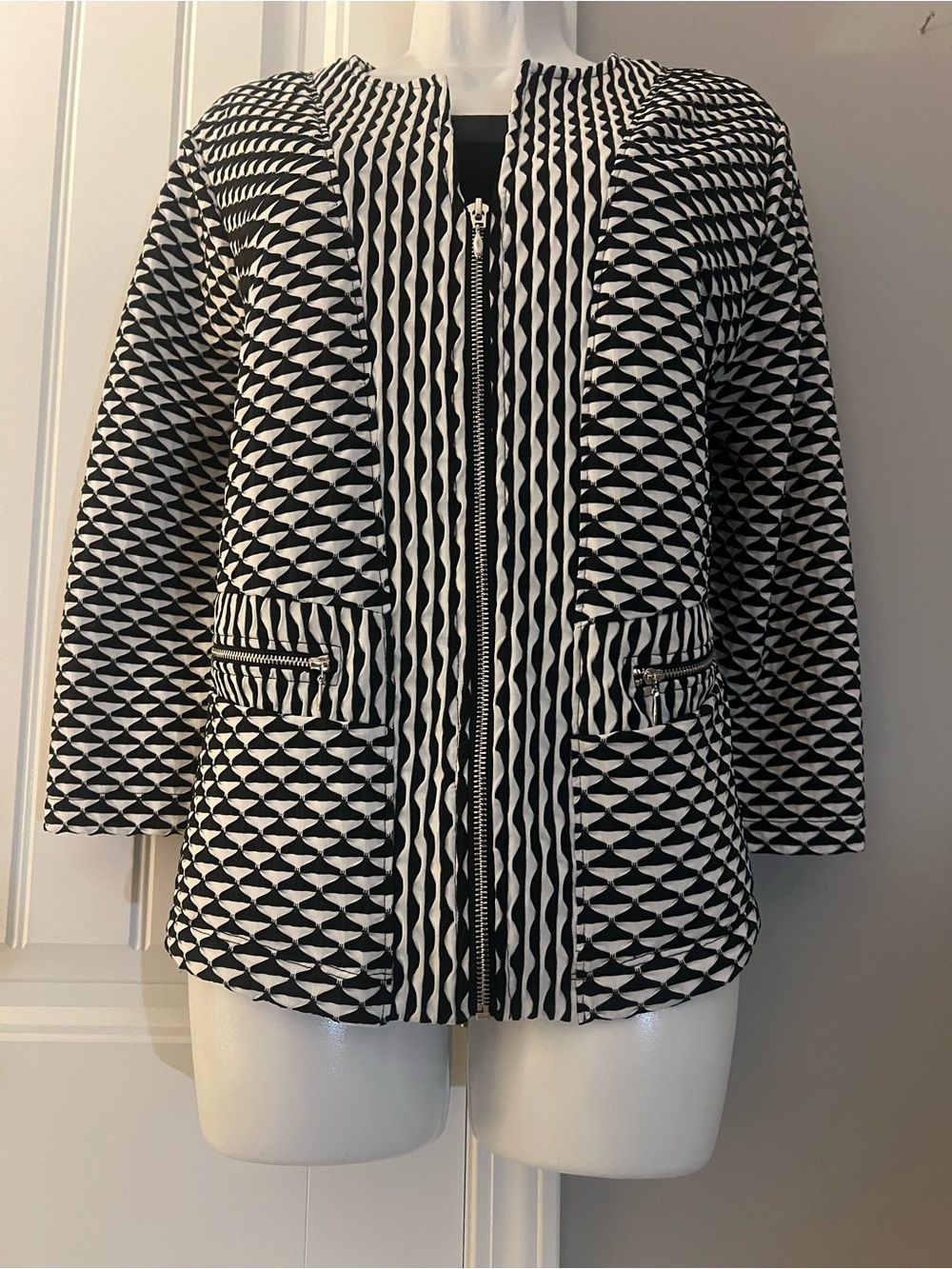 Travelers by Chico’s Black White Geometric 3D Pattern Zip Jacket Size 2/L/12 - Picture 1 of 12